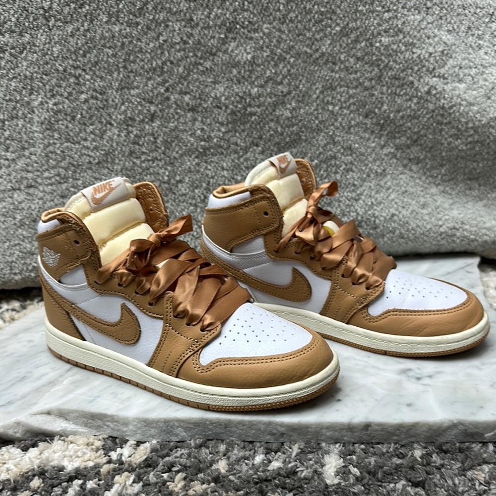 Jordan 1 Retro High-Top Sneakers in Praline/White-Sail. Sz. 2.5Y